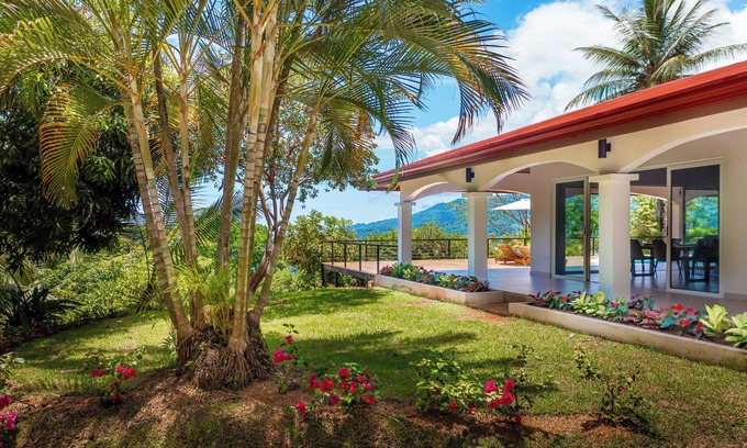 Ballena Villa | Eco-Luxurious Villa 4bdr - 5 min to the Beach