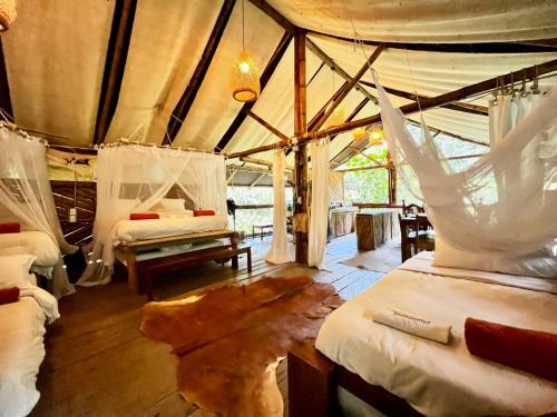 Cocorna Bed & Breakfast | Ecocabaña Pocahontas en rio Santo Domingo, Melcocho