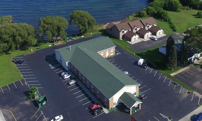 Menominee Hotel | Econo Lodge on the Bay