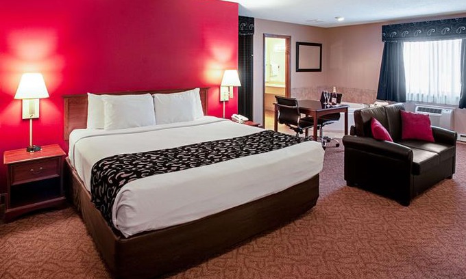 Menominee Hotel | Econo Lodge On the Bay