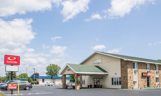 Menominee Hotel | Econo Lodge on The Bay