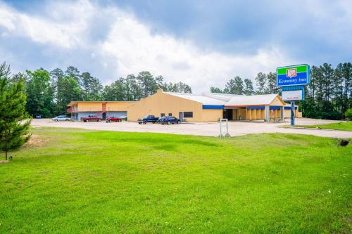 Livingston Hotel | Economy Inn By Townhouse Livingston TX Hwy 59