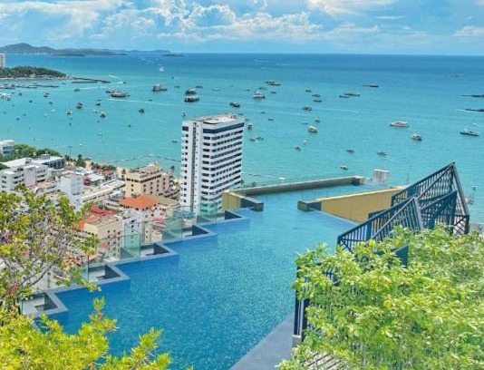 Pattaya Bay Apartment | Edge Central Pattaya SeaView Residence with Infinity Pool