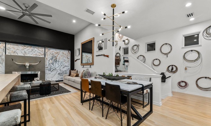 Oak Lawn House | Edgewater Elegance- Gorgeous 2 Bed on Katy Trail!