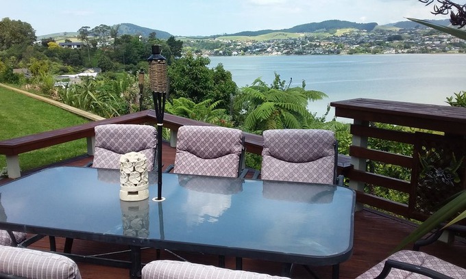 Maungatapu Bed & Breakfast | Edgewater Villa. A tropical Homestay BnB in Tauranga.
