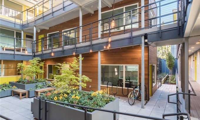 Broadway Condo | [EdisonBnBcom] Modern top-floor condo in CapHill close to restaurants & transit
