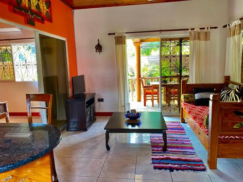 Zig Zag Ward Apartment | Effie Mountain View coco villa