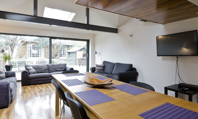 Runnymede House | Egham contractor accommodation near Staines, Windsor, Ascot, Heathrow - sleeps 6