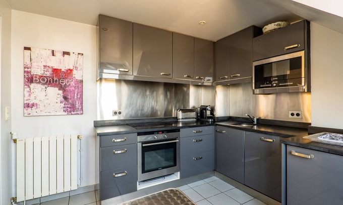 17th Arrondissement Apartment | Eiffel Outlook, by Veeve
