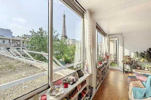 Grenelle Apartment | Eiffel Tower view from charming T2