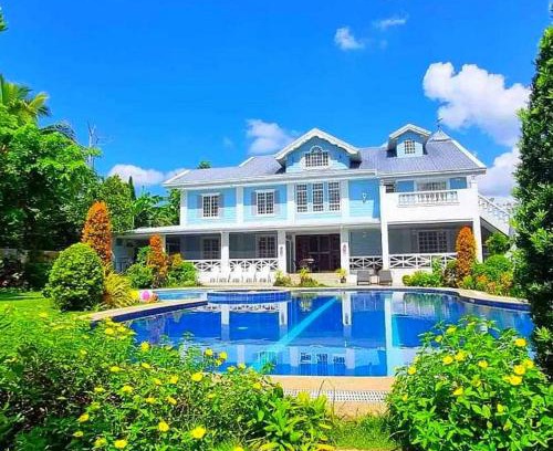 Luzon House | El Casa Azul