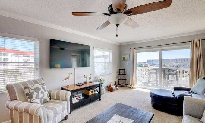 Fort Walton Beach Condo | El Matador 440 - FREE TICKETS! Your stay includes free tickets to many area attractions!
