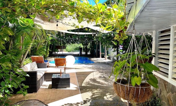 Playa Grande Hotel | El Reinas by Sugar's Monkey