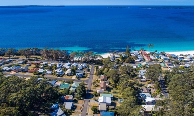 Hyams Beach House | Elaine at Hyams Beach, Jervis Bay