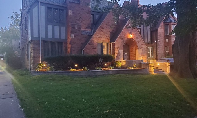 Detroit House | Elegance in a Historical Neighborhood