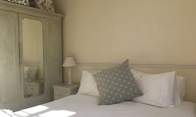 Cotham Apartment | Elegant 1 bed Clifton Down flat with parking - close to BBC, Uni, BRI
