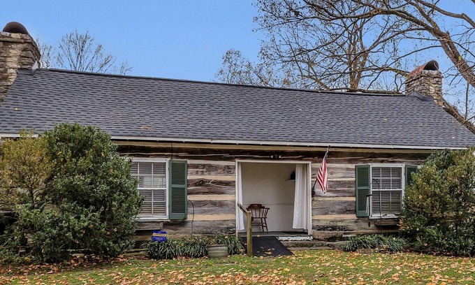 Franklin Cabin | Elegant 1800's cabin in charming downtown Franklin 25 min South of Nashville