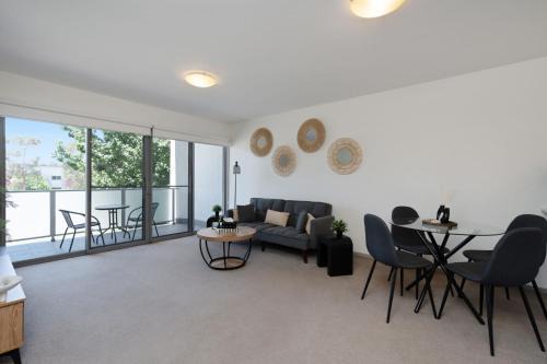 Franklin Apartment | Elegant 2-Bed Apartment with Balcony
