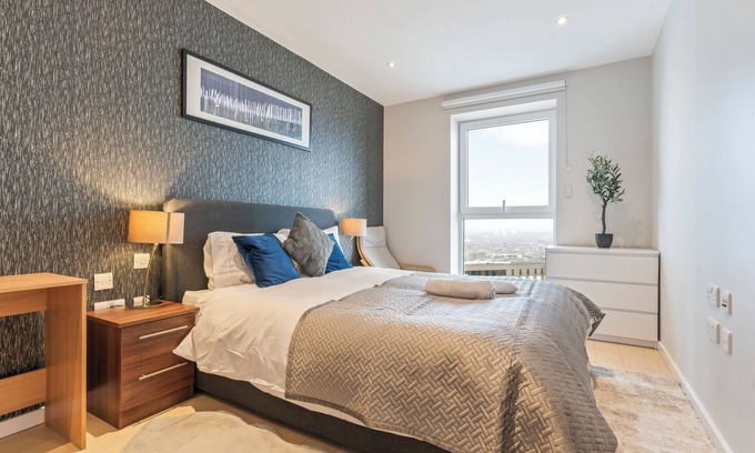 Stratford and New Town Apartment | Elegant 2 Bed Apartment Within Many Attractions
