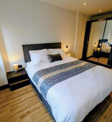 North Finchley Apartment | Elegant 2 bed flat with balcony in London