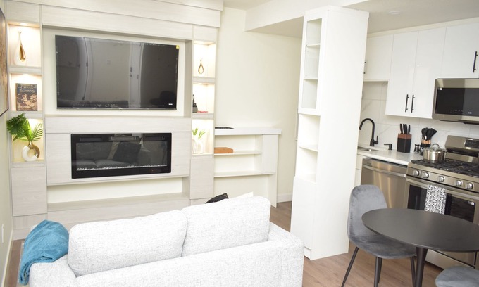 West Edmonton House | Elegant 2 beds guest suite - Close to West Edmonton Mall