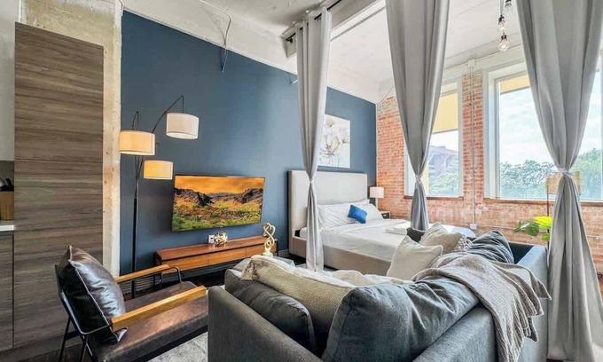 Downtown Dallas Apartment | Elegant 2BD | DT Dallas | Sleeps 16 | Free Parking