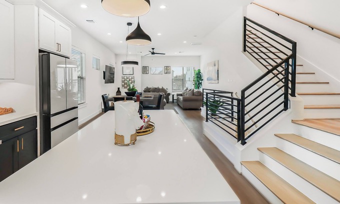 Northside Villa | Elegant 3-bedroom villa in Downtown Houston with WiFi, Board Games and Comfort