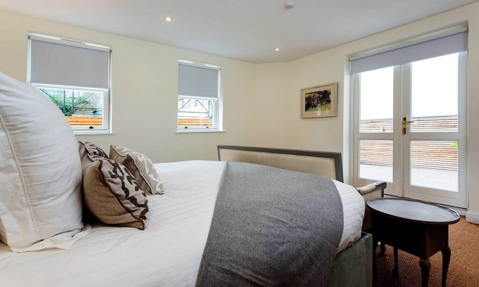 Bedford House | Elegant 3BR home with garden in Balham, 15 minutes from London Bridge, by Veeve