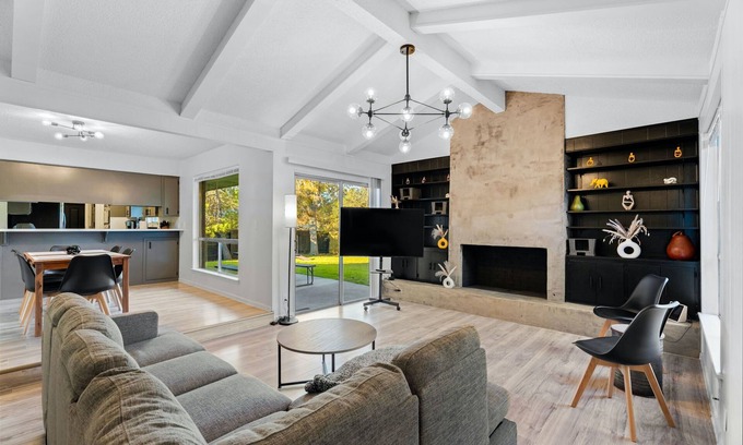 Barton Hills House | Elegant 3BR Home with Pool l Walk to Zilker