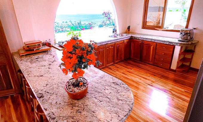 Puerto Lopez House | Elegant and Luxurious 1-bedroom with Stunning Ocean-View and Flower Gardens.