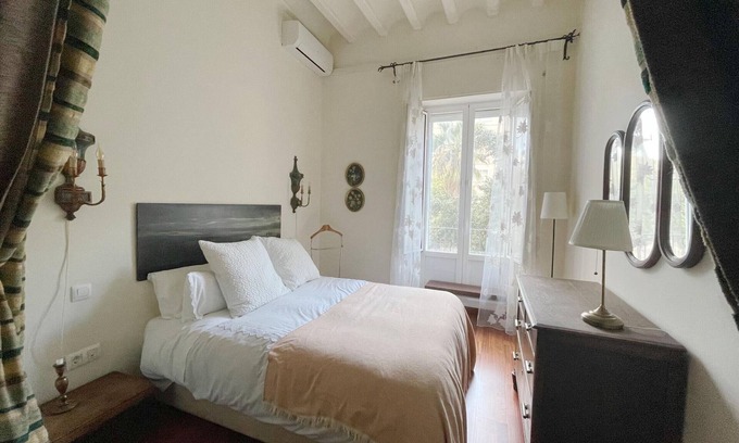Jerez de la Frontera Old Town Apartment | Elegant apartment with balconies, AC and parking in central Jerez