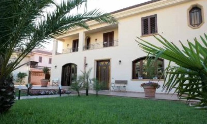 Isola delle Femmine Villa | Elegant apartment in a villa just steps from the beach