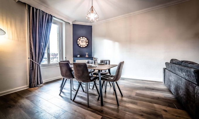Brive-la-Gaillarde Apartment | Elegant Apartment Parking King Size Bed