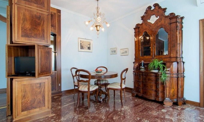 Dorsoduro Apartment | Elegant apartment canal view