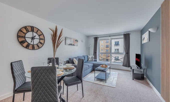 Northampton Apartment | Elegant Apartment in City Centre Fast Wifi Smart TV Access to Communal Gym