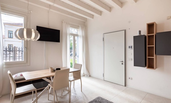 Padova Apartment | Elegant apartment located on the ground floor of a building.Able to accommodate up to 4 people, with a small 10 sqm garden in front of the house, a double bedroom, a living room with kitchenette and bathroom.The apartment has an assigned private uncovere