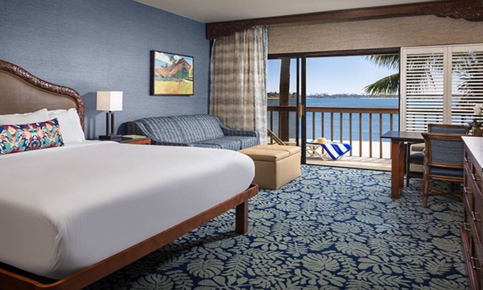 Crown Point Hotel | Elegant Bayfront King Suite | Scenic Views at Catamaran