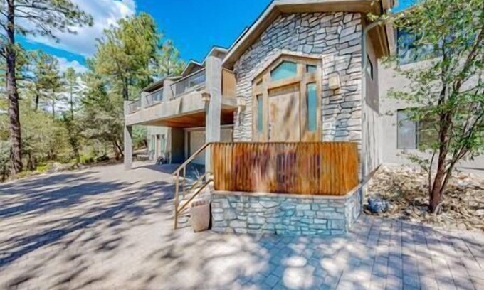 Hidden Valley Ranch House | Elegant Cabin Among the Pines-Views, Near Downtown, Hiking