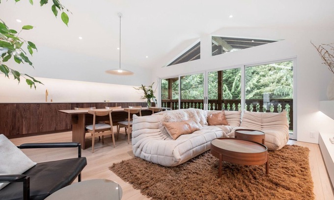 Blackcomb House | Elegant Chalet | Walk to Blackcomb Gondola | Sauna and Cold plunge