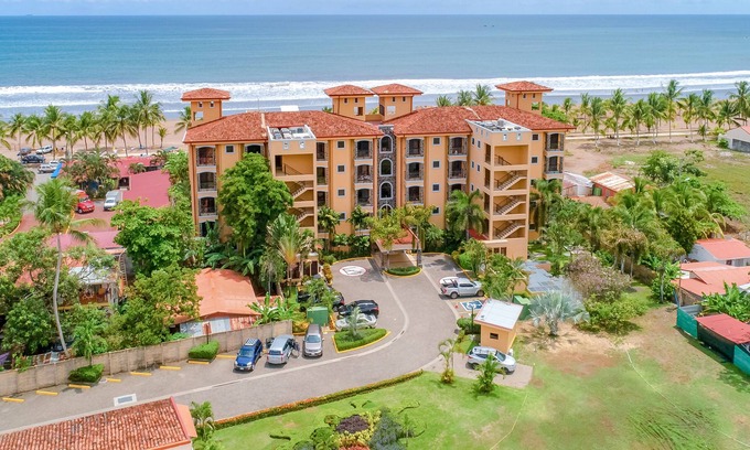 Barrio Los Villalobos Apartment | Elegant Condo on Beachfront Property with Shared pool, Ocean Views, and WiFi