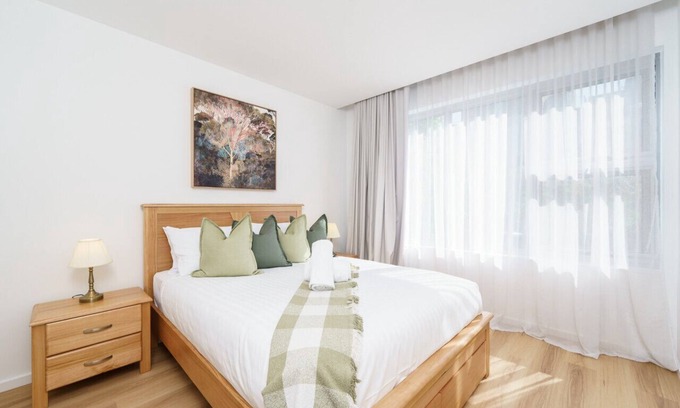 Kingston Apartment | Elegant & Cosy Haven in Lively Kingston Foreshore