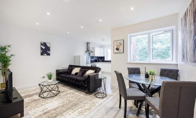 Southend-on-Sea Apartment | Elegant & Cozy 1BR City Centre Nr High Street by Luxiety Stays