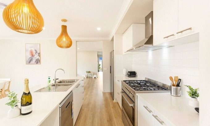 Cowes House | Elegant & Cozy Island Escape Near Downtown & Beach