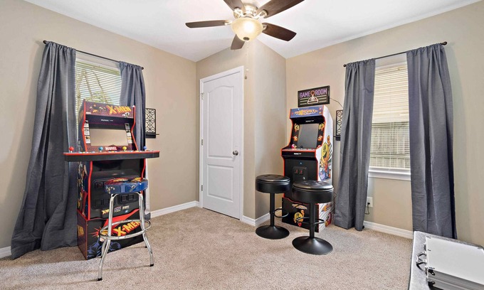 Mobile House | Elegant Escape, 4BR, Arcade Games, Stocked Kitchen, WiFi