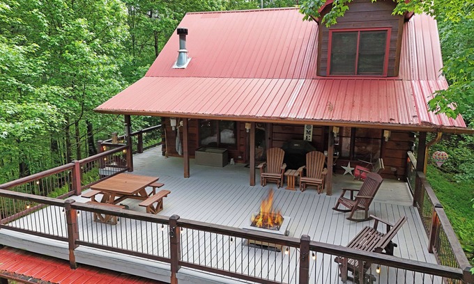 Cherry Log Cabin | Elegant Escape- Executive Log Cabin Rental- 3br/2ba- Firepit- Wifi