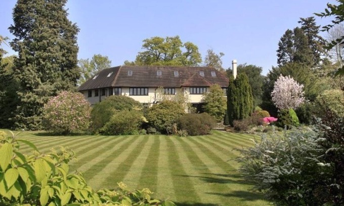 Stoke Poges Villa | Elegant family home backing into a Golf Course .