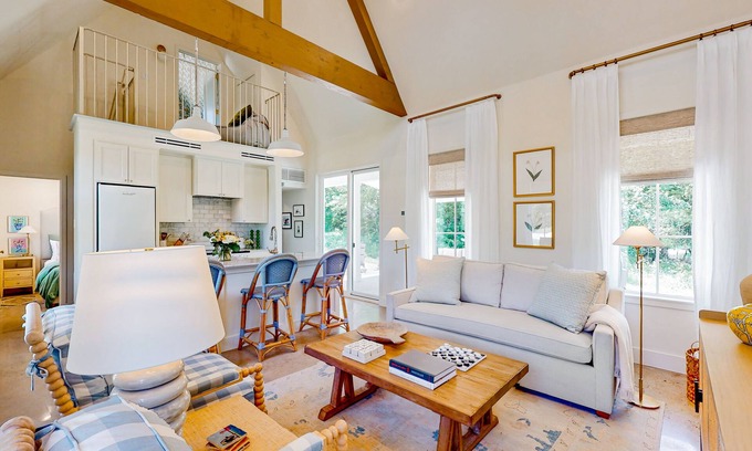 Brenham Cottage | Elegant farmhouse-style cottage between Brenham with porch, open layout & loft
