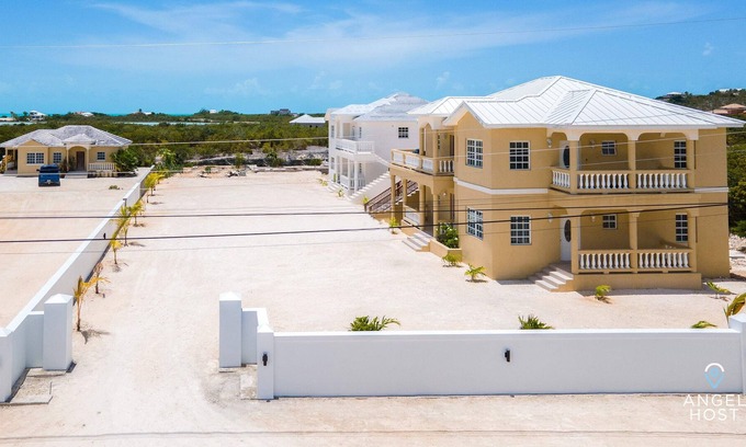 Venetian Road Settlement Apartment | Elegant Home with Views & Lots of Amenities