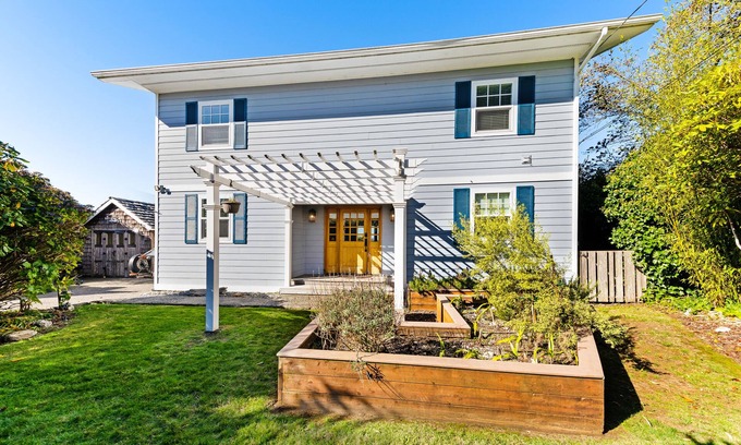 Barview House | Elegant home with WiFi deck, balcony & ocean/bay views - near beaches & parks