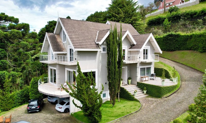 Campos do Jordao Cottage | Elegant house in mountain condominium
